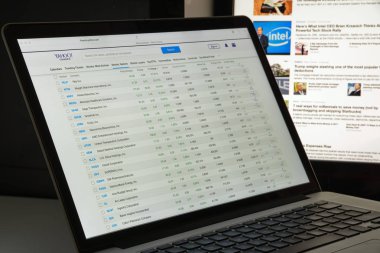 Milan, İtalya - 10 Ağustos 2017: Finans yahoo Web sitesi ana sayfa. 