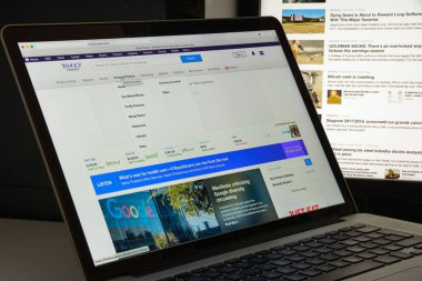 Milan, İtalya - 10 Ağustos 2017: Finans yahoo Web sitesi ana sayfa. 