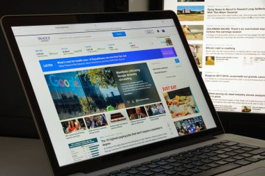 Milan, İtalya - 10 Ağustos 2017: Finans yahoo Web sitesi ana sayfa. 