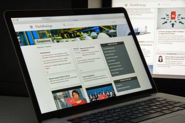 Milan, İtalya - 10 Ağustos 2017: Fitch derecelendirme Web sitesi ana sayfa. 