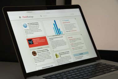 Milan, İtalya - 10 Ağustos 2017: Fitch derecelendirme Web sitesi ana sayfa. 
