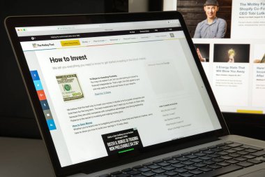 Milan, İtalya - 10 Ağustos 2017: Fool.com Web sitesi ana. Bu