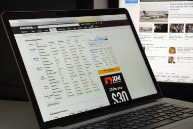 Milan, İtalya - 10 Ağustos 2017: Investing.com Web sitesi ana sayfa. 