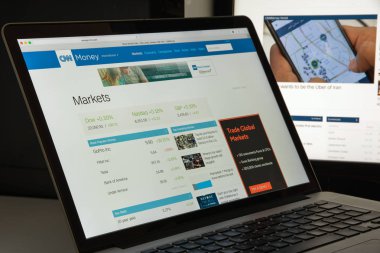 Milan, İtalya - 10 Ağustos 2017: Money.cnn Web sitesi ana. Pzt