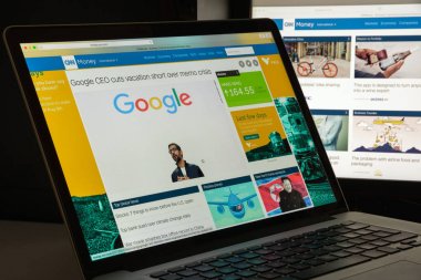 Milan, İtalya - 10 Ağustos 2017: Money.cnn Web sitesi ana. Pzt