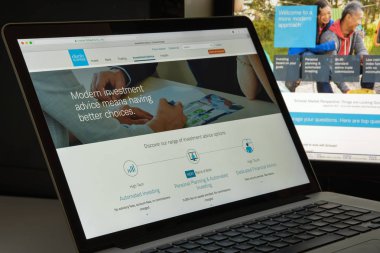 Milan, İtalya - 10 Ağustos 2017: Schwab Web sitesi ana. Schwab