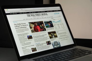 Milan, İtalya - 10 Ağustos 2017: Wall Street Journal Web sitesi ana sayfa