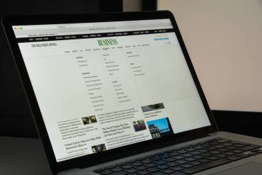 Milan, İtalya - 10 Ağustos 2017: Wall Street Journal Web sitesi ana sayfa