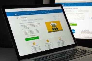 Milan, İtalya - 10 Ağustos 2017: Xe.com Web sitesi ana. Bu bir