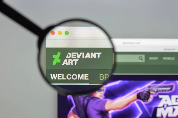 Milán, Itálie - 10 srpna 2017: Deviantart stránkách domovské stránky. Deviantní Art logo viditelné. — Stock fotografie