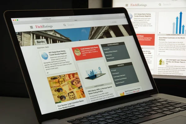 Milan, İtalya - 10 Ağustos 2017: Fitch derecelendirme Web sitesi ana sayfa. 