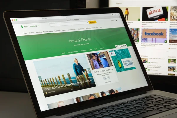 Milão, Itália - 10 de agosto de 2017: Página inicial do site de dinheiro Msn.com . — Fotografia de Stock