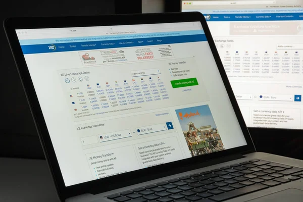 ミラノ, イタリア - 2017 年 8 月 10 日: Xe.com ウェブサイトのホームページ。それは、 — ストック写真