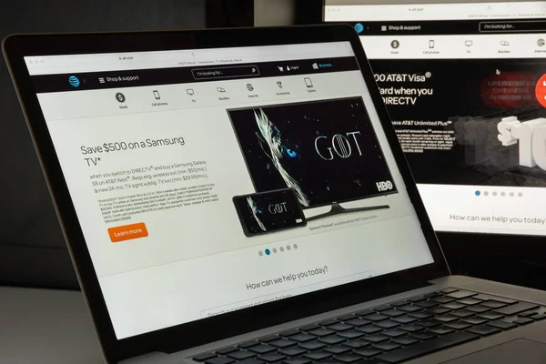 Mediolan, Włochy - 10 sierpnia 2017: Strona internetowa At&T. Jest to — Zdjęcie stockowe