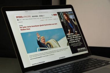 Milan, İtalya - 10 Ağustos 2017: Spiegel Web sitesi ana. biri