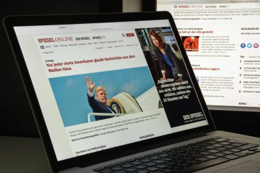 Milan, İtalya - 10 Ağustos 2017: Spiegel Web sitesi ana. biri
