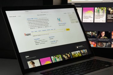 Milan, İtalya - 10 Ağustos 2017: Yandex Web sitesi ana. Bu bir
