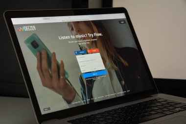 Milan, İtalya - 10 Ağustos 2017: Deezer Web sitesi ana. Bu bir