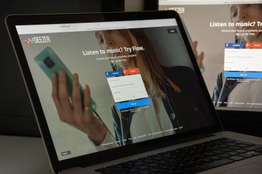Milan, İtalya - 10 Ağustos 2017: Deezer Web sitesi ana. Bu bir
