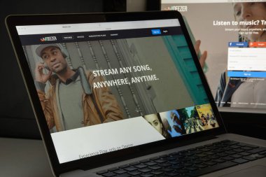 Milan, İtalya - 10 Ağustos 2017: Deezer Web sitesi ana. Bu bir
