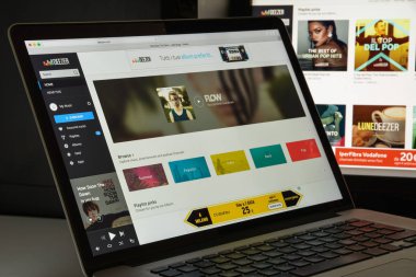 Milan, İtalya - 10 Ağustos 2017: Deezer Web sitesi ana. Bu bir