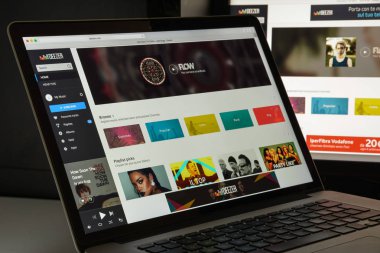 Milan, İtalya - 10 Ağustos 2017: Deezer Web sitesi ana. Bu bir