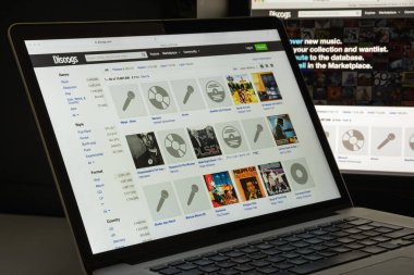 Milan, İtalya - 10 Ağustos 2017: Discogs Web sitesi ana. Bu 