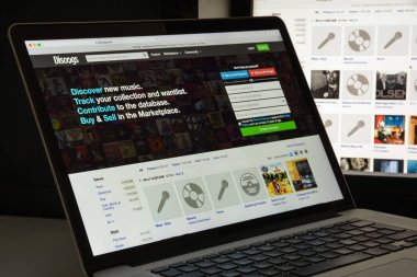 Milan, İtalya - 10 Ağustos 2017: Discogs Web sitesi ana. Bu 