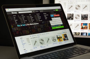 Milan, İtalya - 10 Ağustos 2017: Discogs Web sitesi ana. Bu 