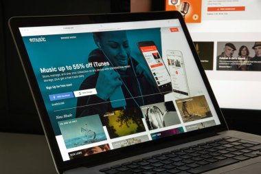 Milan, İtalya - 10 Ağustos 2017: Emusic Web sitesi ana. Bu bir