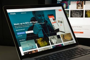Milan, İtalya - 10 Ağustos 2017: Emusic Web sitesi ana. Bu bir