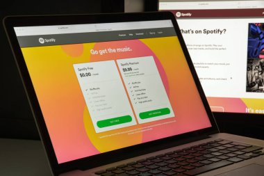 Milan, İtalya - 10 Ağustos 2017: Web sitesi ana Spotify. Bu 