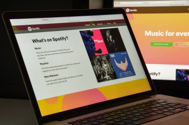 Milan, İtalya - 10 Ağustos 2017: Web sitesi ana Spotify. Bu 