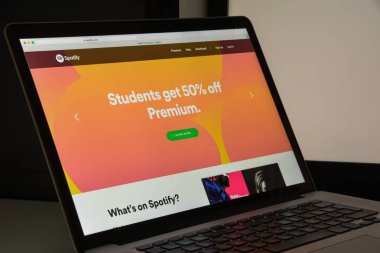 Milan, İtalya - 10 Ağustos 2017: Web sitesi ana Spotify. Bu 
