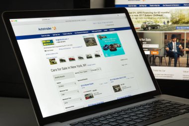 Milan, İtalya - 10 Ağustos 2017: Autotrader Web sitesi ana. Bu 