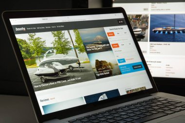 Milan, İtalya - 10 Ağustos 2017: Boats.com Web sitesi ana. Bunu ben