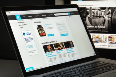 Milan, İtalya - 10 Ağustos 2017: Bodybuilding.com Web sitesi homepag
