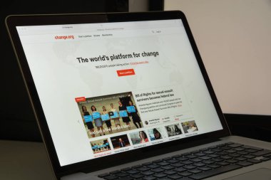 Milan, İtalya - 10 Ağustos 2017: Change.org Web sitesi ana. Bu 