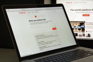 Milan, İtalya - 10 Ağustos 2017: Change.org Web sitesi ana. Bu 