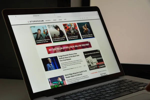 Milan, İtalya - 10 Ağustos 2017: Stereogum Web sitesi ana. Bunu ben