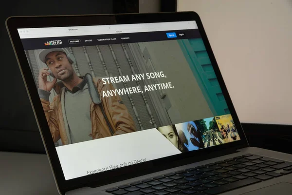 Milan, İtalya - 10 Ağustos 2017: Deezer Web sitesi ana. Bu bir
