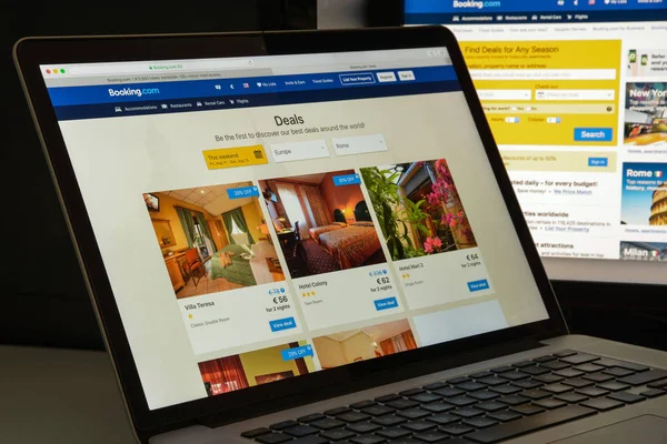 Milan, İtalya - 10 Ağustos 2017: Booking.com Web sitesi ana. Konaklama rezervasyonları için seyahat meta arama motoru ve seyahat ücreti toplayıcı Web sitesidir. Rezervasyon logosu görünür.