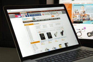 Milan, İtalya - 10 Ağustos 2017: Dx.com Web sitesi ana. DX günlüğü