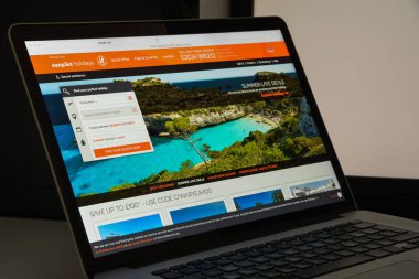 Milan, İtalya - 10 Ağustos 2017: Easyjet Web sitesi ana. Bu 
