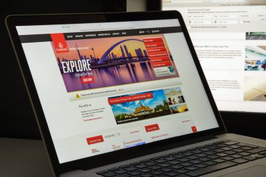 Milan, İtalya - 10 Ağustos 2017: Emirlikleri uçuşlar Web sitesi homepag