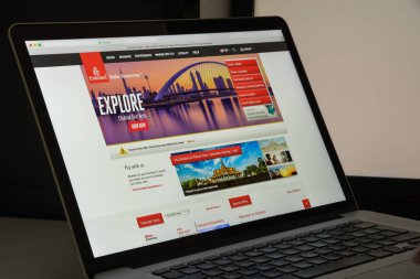 Milan, İtalya - 10 Ağustos 2017: Emirlikleri uçuşlar Web sitesi homepag