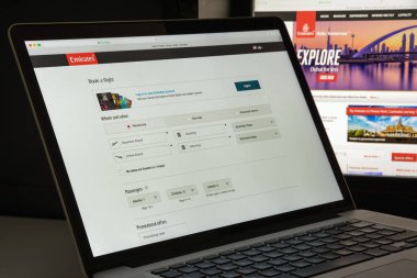 Milan, İtalya - 10 Ağustos 2017: Emirlikleri uçuşlar Web sitesi homepag