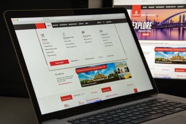 Milan, İtalya - 10 Ağustos 2017: Emirlikleri uçuşlar Web sitesi homepag