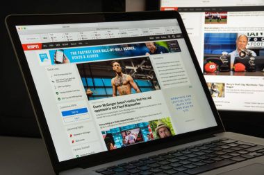 Milan, İtalya - 10 Ağustos 2017: Espn Web sitesi ana. Bu bir ABD merkezli küresel uydu ve kablo spor televizyon kanalıdır. ESPN logosu görünür.