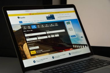Milan, İtalya - 10 Ağustos 2017: Expedia Web sitesi ana. Bu 